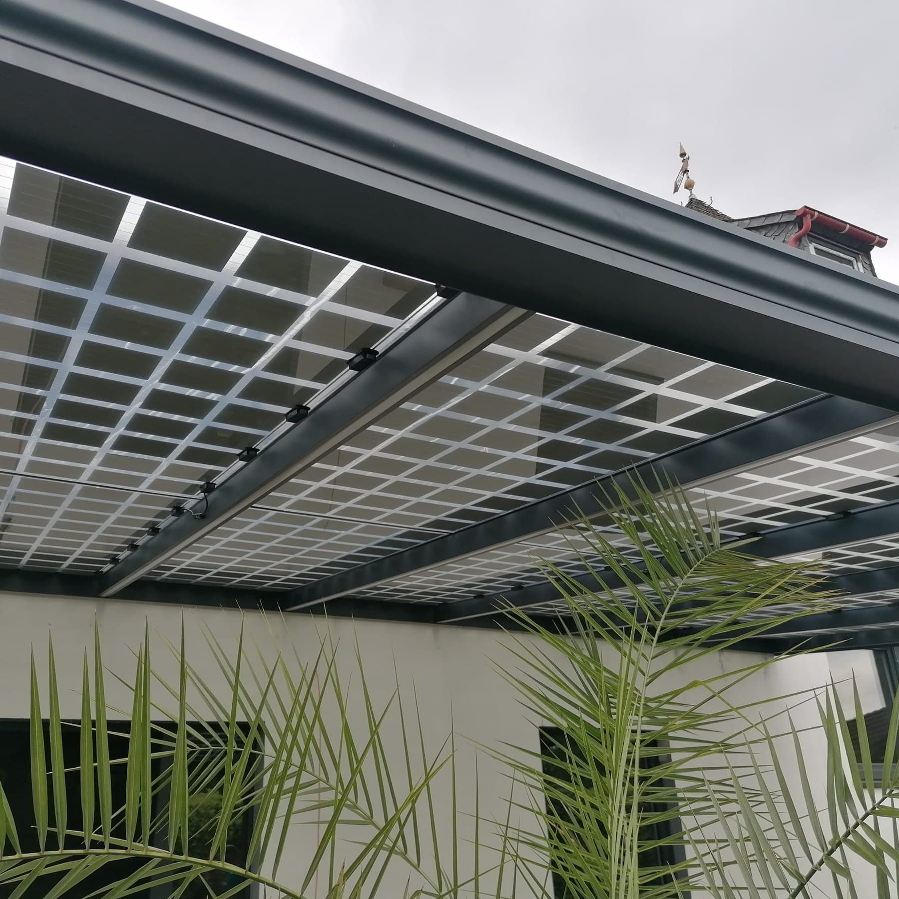 Untersicht der lichtdurchlässigen Glas-PV-Module im Terrassendach